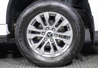 Подержанный автомобиль Mitsubishi Pajero Sport 2021 года (20 фото)