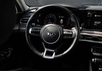 Подержанный автомобиль Kia K5 2021 года (11 фото)