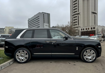 Подержанный автомобиль Rolls-Royce Cullinan 2019 года (4 фото)