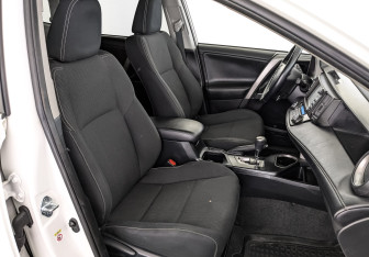 Подержанный автомобиль Toyota RAV4 2017 года (24 фото)