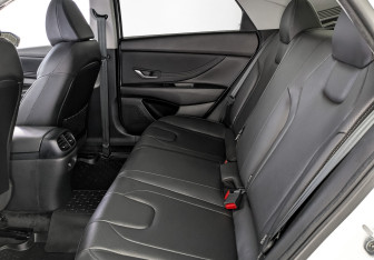 Подержанный автомобиль Hyundai Elantra Sedan 2023 года (18 фото)