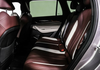 Подержанный автомобиль Geely Monjaro 2024 года (12 фото)