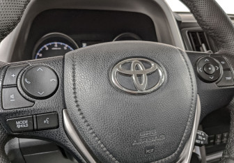 Подержанный автомобиль Toyota RAV4 2016 года (25 фото)