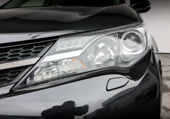 Подержанный автомобиль Toyota RAV4 2015 года (17 фото)
