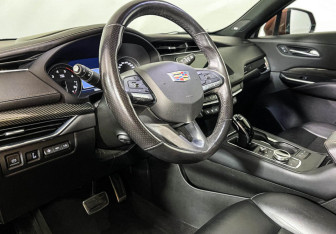 Подержанный автомобиль Cadillac XT4 2020 года (13 фото)