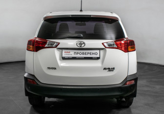Подержанный автомобиль Toyota RAV4 2013 года (6 фото)