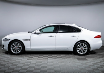 Подержанный автомобиль Jaguar XF Sedan 2018 года (8 фото)