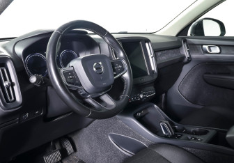 Подержанный автомобиль Volvo XC40 2018 года (14 фото)