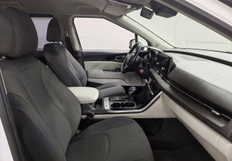 Подержанный автомобиль Kia Carnival 2021 года (11 фото)