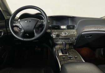 Подержанный автомобиль Infiniti Q70 2016 года (15 фото)