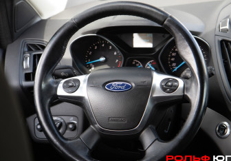Подержанный автомобиль Ford Kuga 2014 года (12 фото)
