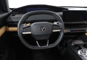 Подержанный автомобиль Changan UNI-V 2023 года (18 фото)