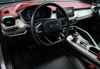 Подержанный автомобиль Geely Coolray 2023 года (13 фото)