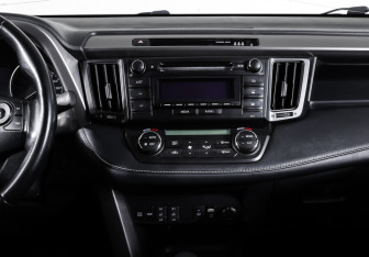 Подержанный автомобиль Toyota RAV4 2018 года (14 фото)