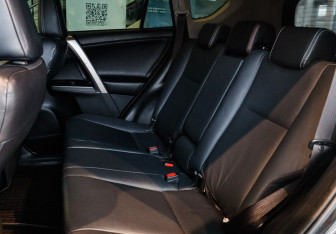 Подержанный автомобиль Toyota RAV4 2015 года (8 фото)