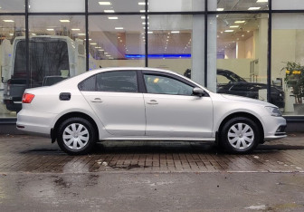 Подержанный автомобиль Volkswagen Jetta Sedan 2015 года (4 фото)