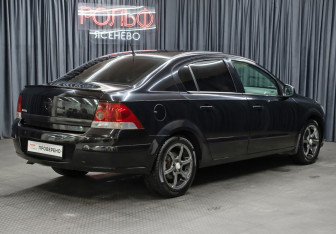 Подержанный автомобиль Opel Astra Sedan 2010 года (5 фото)