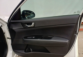 Подержанный автомобиль Kia Optima Sedan 2017 года (24 фото)