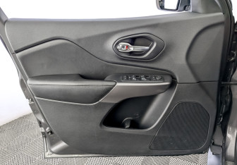 Подержанный автомобиль Jeep Cherokee 2018 года (19 фото)