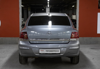 Подержанный автомобиль Opel Astra Sedan 2007 года (6 фото)