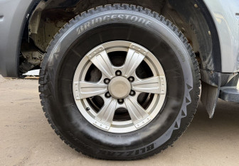 Подержанный автомобиль Toyota Land Cruiser Prado 2002 года (9 фото)
