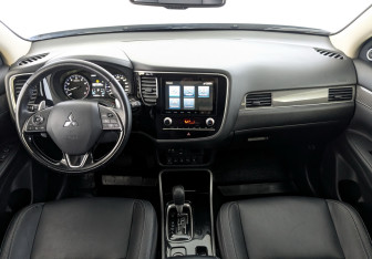 Подержанный автомобиль Mitsubishi Outlander 2020 года (28 фото)