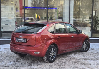 Подержанный автомобиль Ford Focus Hatchback 2009 года (8 фото)