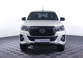 Подержанный автомобиль Toyota Hilux 2020 года (2 фото)