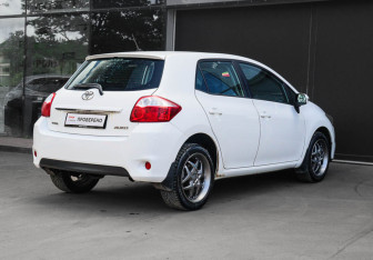 Подержанный автомобиль Toyota Auris Hatchback 2011 года (4 фото)