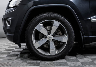 Подержанный автомобиль Jeep Grand Cherokee 2013 года (34 фото)