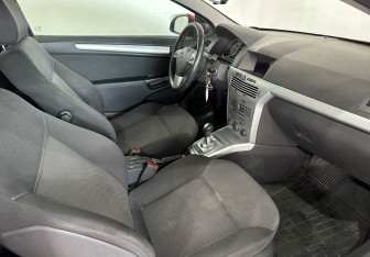 Подержанный автомобиль Opel Astra Hatchback 2009 года (11 фото)