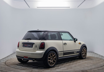 Подержанный автомобиль MINI Hatch 2009 года (5 фото)