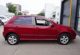 Подержанный автомобиль Skoda Fabia Hatchback 2005 года (4 фото)