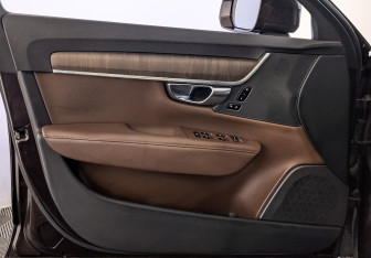 Подержанный автомобиль Volvo V90 Cross Country 2021 года (19 фото)