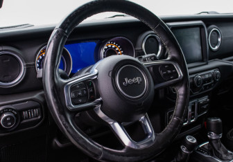 Подержанный автомобиль Jeep Wrangler 2018 года (14 фото)