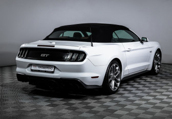 Подержанный автомобиль Ford Mustang Convertible 2021 года (5 фото)