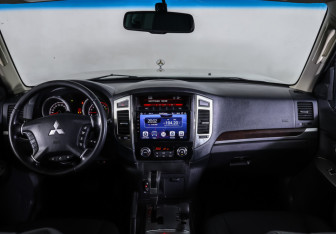Подержанный автомобиль Mitsubishi Pajero 2021 года (14 фото)