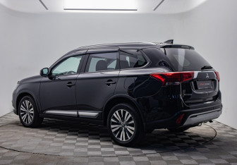 Подержанный автомобиль Mitsubishi Outlander 2019 года (3 фото)