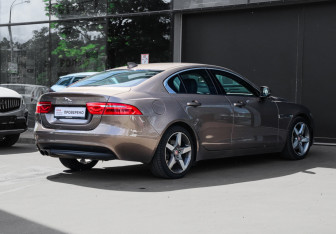 Подержанный автомобиль Jaguar XE 2016 года (4 фото)