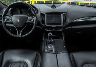 Подержанный автомобиль Maserati Levante 2017 года (10 фото)