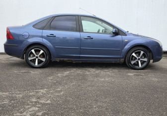 Подержанный автомобиль Ford Focus Sedan 2005 года (4 фото)