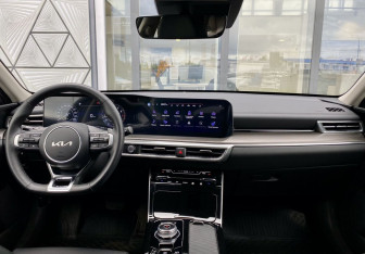 Подержанный автомобиль Kia K5 2024 года (11 фото)