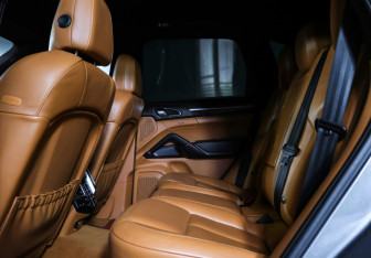 Подержанный автомобиль Porsche Cayenne 2012 года (12 фото)