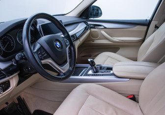 Подержанный автомобиль BMW X5 2015 года (10 фото)