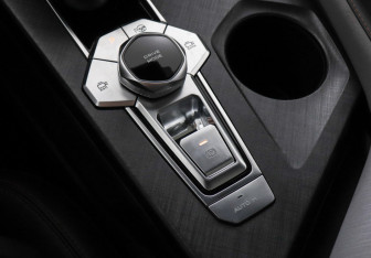 Подержанный автомобиль Changan UNI-V 2023 года (18 фото)