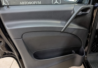 Подержанный автомобиль Mercedes-Benz Viano 2011 года (18 фото)