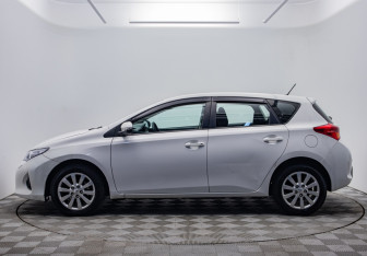 Подержанный автомобиль Toyota Auris Hatchback 2013 года (2 фото)