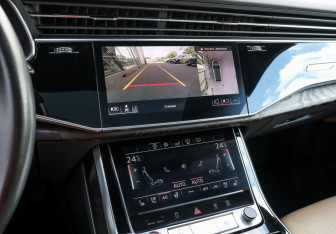 Подержанный автомобиль Audi Q8 2019 года (20 фото)