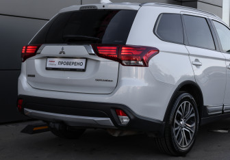 Подержанный автомобиль Mitsubishi Outlander 2018 года (22 фото)