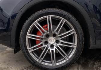 Подержанный автомобиль Porsche Cayenne 2015 года (9 фото)